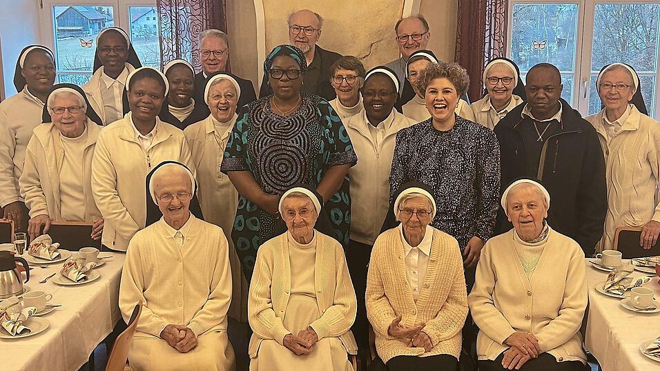 Erinnerungsbild mit den vielen Gästen im Speisesaal des Klosters Strahlfeld. Erinnerungsbild mit den vielen Gästen im Speisesaal des Klosters Strahlfeld.