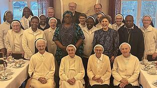 Erinnerungsbild mit den vielen G&auml;sten im Speisesaal des Klosters Strahlfeld.