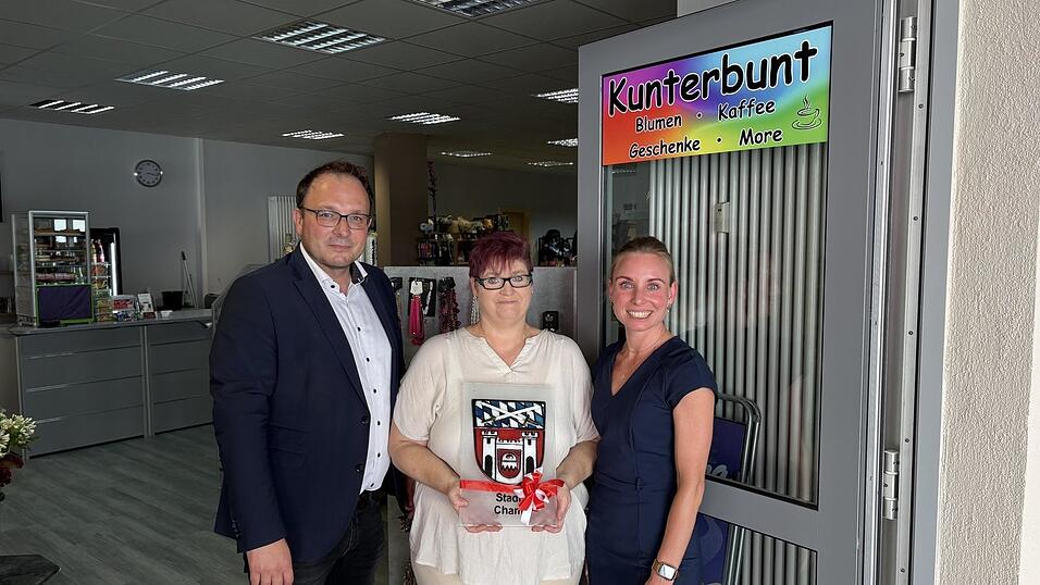 Bürgermeister Martin Stoiber und Standortkoordinatorin Theresa Buhrke (rechts) übergeben Besitzerin Katja Geuther das Stadtwappen aus Glas. Bürgermeister Martin Stoiber und Standortkoordinatorin Theresa Buhrke (rechts) übergeben Besitzerin Katja Geuther das Stadtwappen aus Glas.