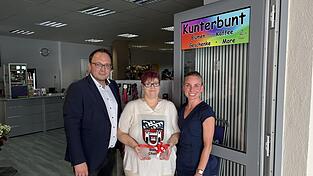 Bürgermeister Martin Stoiber und Standortkoordinatorin Theresa Buhrke (rechts) übergeben Besitzerin Katja Geuther das Stadtwappen aus Glas. Bürgermeister Martin Stoiber und Standortkoordinatorin Theresa Buhrke (rechts) übergeben Besitzerin Katja Geuther das Stadtwappen aus Glas.