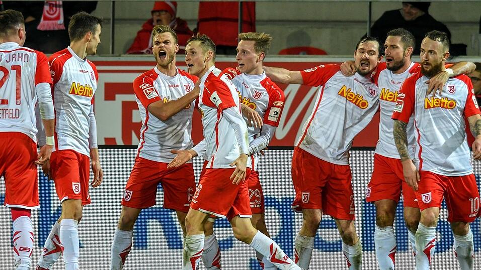 'Für diese Mannschaft kann man sich einfach nur begeistern', sagt Jahn-Präsident Hans Rothammer. (Foto: dpa) 'Für diese Mannschaft kann man sich einfach nur begeistern', sagt Jahn-Präsident Hans Rothammer. (Foto: dpa)
