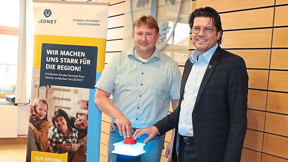 Mit einem symbolischen Knopfdruck haben dritter Bürgermeister Wolfgang Kürzinger (links) und Leonet-Geschäftsführer Martin Naber am Donnerstag das Glasfasernetz offiziell in Betrieb genommen. Mit einem symbolischen Knopfdruck haben dritter Bürgermeister Wolfgang Kürzinger (links) und Leonet-Geschäftsführer Martin Naber am Donnerstag das Glasfasernetz offiziell in Betrieb genommen.