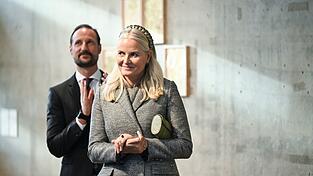 In einem gemeinsamen Fernsehinterview brechen Kronprinzessin Mette-Marit (r) und Kronprinz Haakon (l) ihr Schweigen.