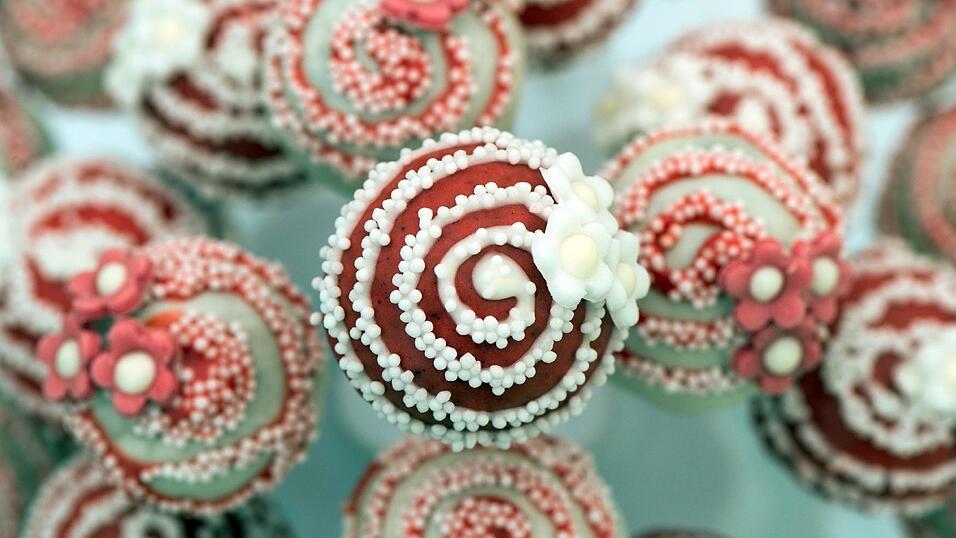 Kuchen am Stiel, auch Cake-Pops genannt, stehen am 27.04.2015 in Jena (Th&uuml;ringen) auf einem Tisch.