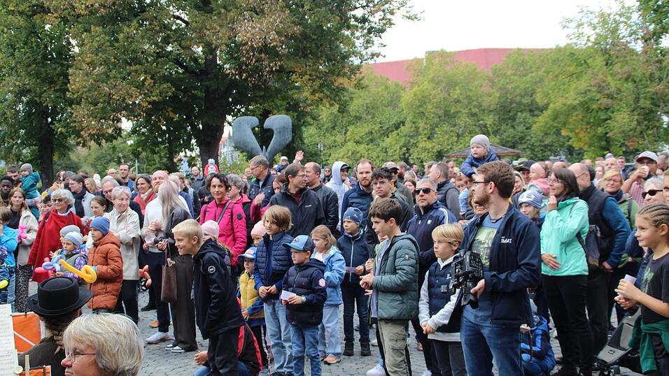 Viele Zuschauer waren beim Landshuter Entenrennen.