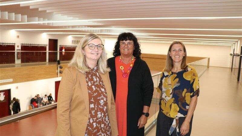 Christina Kargl (l.) und Ruth Lohr (r.) sind die neue Verstärkung für Schulleiterin Heidi Wargitsch (Mitte).