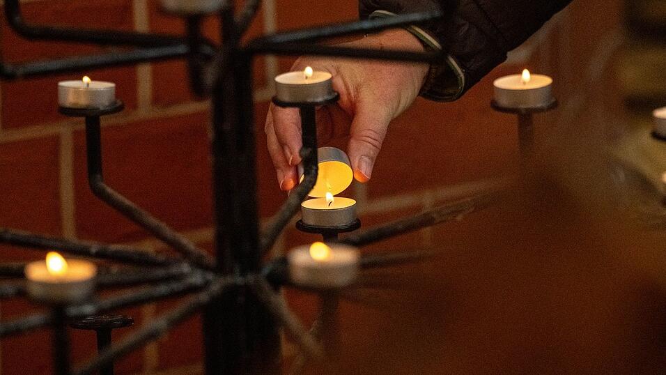 In der Pfarrkirche St. Marien in Güstrow trauern die Menschen.