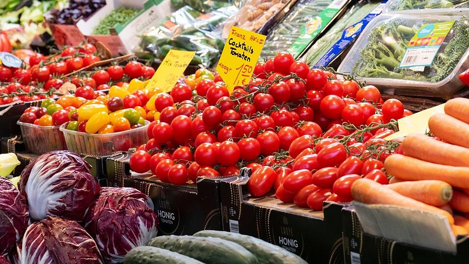 Je h&ouml;her die Inflationsrate, umso geringer die Kaufkraft der Menschen: Sie k&ouml;nnen sich f&uuml;r einen Euro dann weniger leisten - zum Beispiel beim Lebensmitteleinkauf.