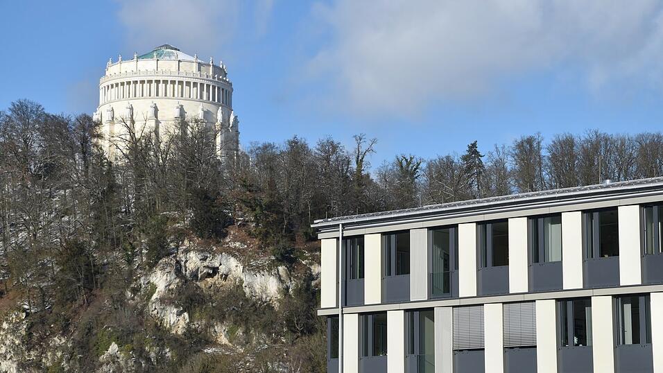 Die Befreiungshalle thront in Kelheim &uuml;ber dem Landratsamt. Wer wohl nach den Kommunalwahlen am Kreistagstisch sitzen wird ?
