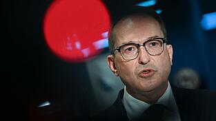 Bundesinnenminister Alexander Dobrindt (CSU) will die Forschung zur Drohnensicherheit ausbauen. (Archivbild) Bundesinnenminister Alexander Dobrindt (CSU) will die Forschung zur Drohnensicherheit ausbauen. (Archivbild)