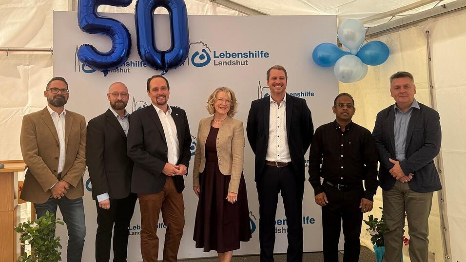 Uwe Heilmann (v.l.), Geschäftsführer der Landshuter Werkstätten, Standortleiter Michael Schranz, Vorstandsvorsitzender Johannes Fauth, Bezirksrätin Monika Maier, Bürgermeister Matthias Kohlmayer, Pater Merlu, Pfarrer Ruslan Simon Uwe Heilmann (v.l.), Geschäftsführer der Landshuter Werkstätten, Standortleiter Michael Schranz, Vorstandsvorsitzender Johannes Fauth, Bezirksrätin Monika Maier, Bürgermeister Matthias Kohlmayer, Pater Merlu, Pfarrer Ruslan Simon