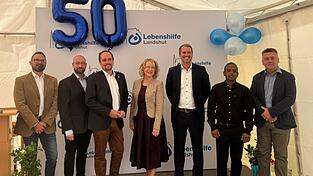 Uwe Heilmann (v.l.), Geschäftsführer der Landshuter Werkstätten, Standortleiter Michael Schranz, Vorstandsvorsitzender Johannes Fauth, Bezirksrätin Monika Maier, Bürgermeister Matthias Kohlmayer, Pater Merlu, Pfarrer Ruslan Simon Uwe Heilmann (v.l.), Geschäftsführer der Landshuter Werkstätten, Standortleiter Michael Schranz, Vorstandsvorsitzender Johannes Fauth, Bezirksrätin Monika Maier, Bürgermeister Matthias Kohlmayer, Pater Merlu, Pfarrer Ruslan Simon