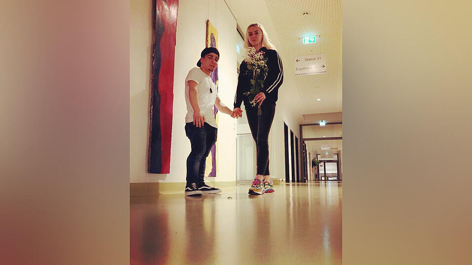 Fabian mit seiner Verlobten Selina. Sie ist genau 30 Zentimeter größer als er. Das war für Selina nie ein Problem. Fabian mit seiner Verlobten Selina. Sie ist genau 30 Zentimeter größer als er. Das war für Selina nie ein Problem.