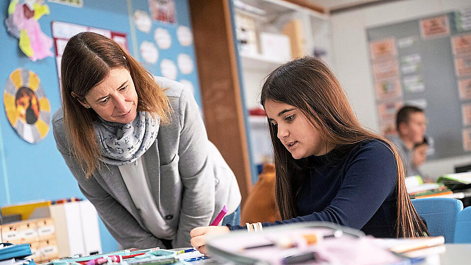 In ganz Deutschland fehlen Lehrer - Bayern will sie auch aus anderen Bundesländern abwerben. An den Plänen gibt es viel Kritik - unter anderem aus Sachsen-Anhalt.