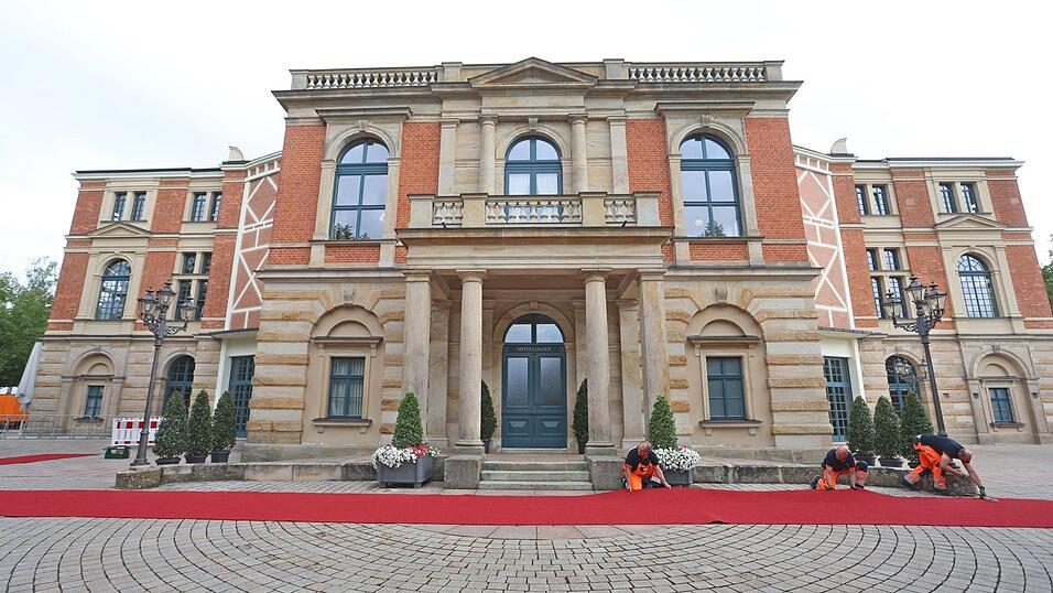 Traditionell wird zum Festspiel-Auftakt der rote Teppich für die Prominenz ausgerollt. (Archivbild) Traditionell wird zum Festspiel-Auftakt der rote Teppich für die Prominenz ausgerollt. (Archivbild)