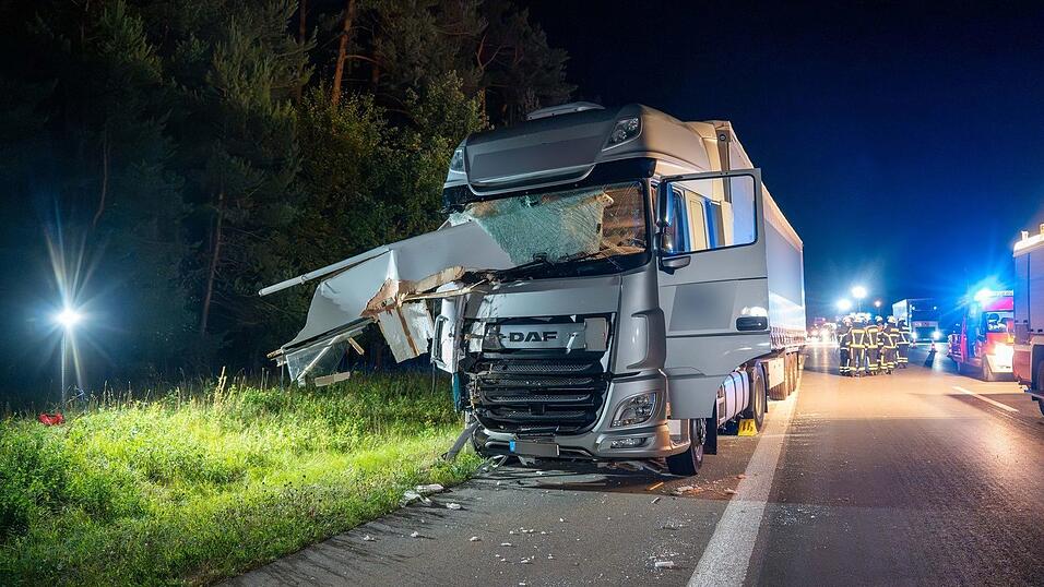 Bei dem Unfall werden insgesamt sechs Menschen verletzt, drei von ihnen schwer. Bei dem Unfall werden insgesamt sechs Menschen verletzt, drei von ihnen schwer.