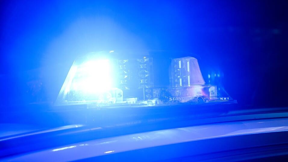 Die Polizei nahm den mutmaßlichen Täter noch vor der Bar fest. (Symbolbild) Die Polizei nahm den mutmaßlichen Täter noch vor der Bar fest. (Symbolbild)