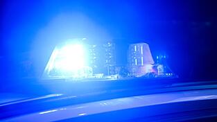 Die Polizei nahm den mutmaßlichen Täter noch vor der Bar fest. (Symbolbild) Die Polizei nahm den mutmaßlichen Täter noch vor der Bar fest. (Symbolbild)