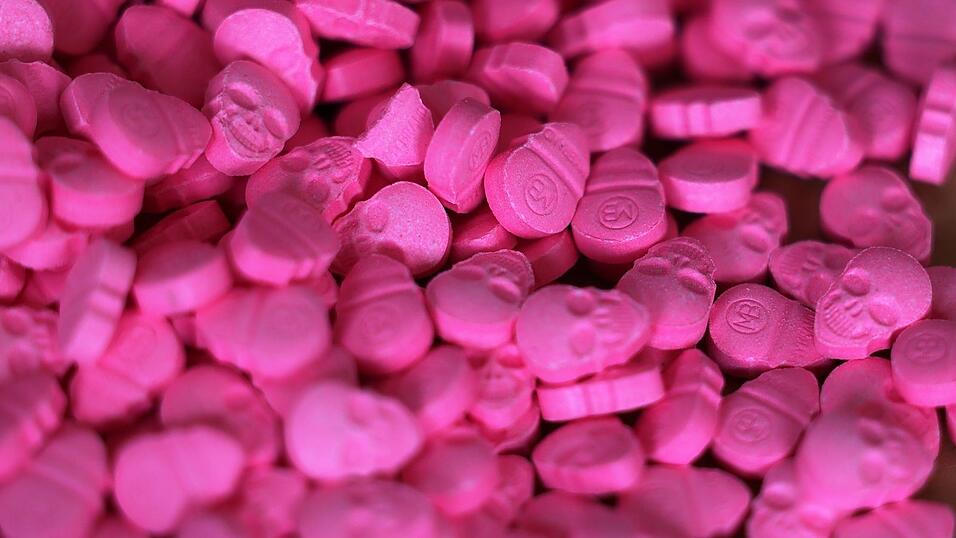 Bei einer Kontrolle von Postsendungen wurden in Bayern zahlreiche Drogen entdeckt, darunter auch Ecstasy-Tabletten. (Archivbild) Bei einer Kontrolle von Postsendungen wurden in Bayern zahlreiche Drogen entdeckt, darunter auch Ecstasy-Tabletten. (Archivbild)
