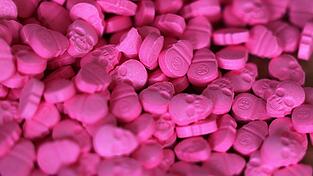 Bei einer Kontrolle von Postsendungen wurden in Bayern zahlreiche Drogen entdeckt, darunter auch Ecstasy-Tabletten. (Archivbild)