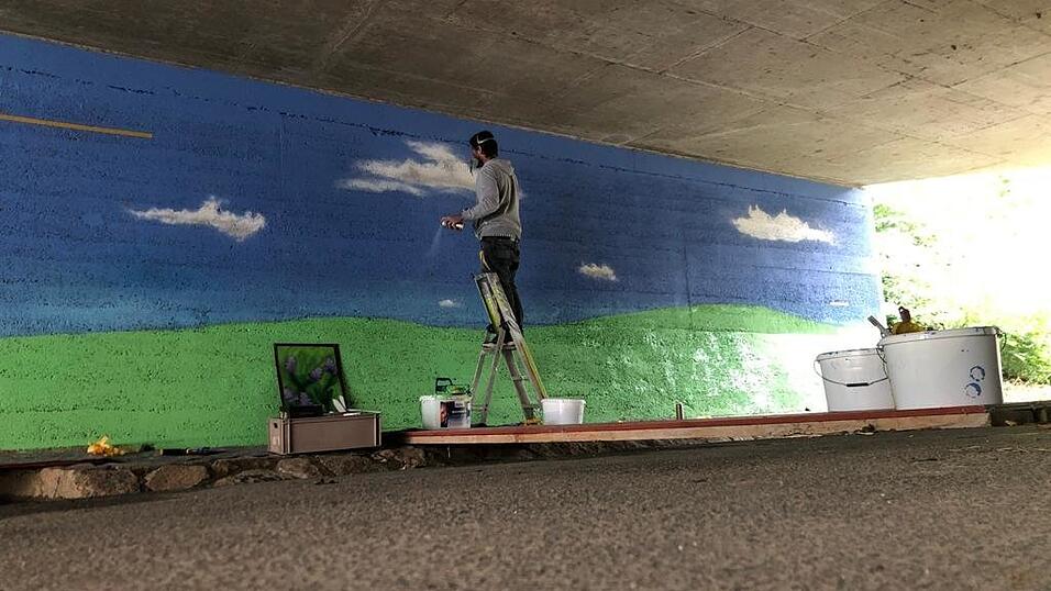 Der blaue Himmel und die gr&uuml;ne Wiese dienten als Grundlage f&uuml;r die Kunstwerke der Kinder und Jugendlichen.