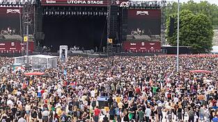 Zahlreiche Besucher stehen beim Open-Air-Festival 'Rock im Park' vor der Utopia-Stage.