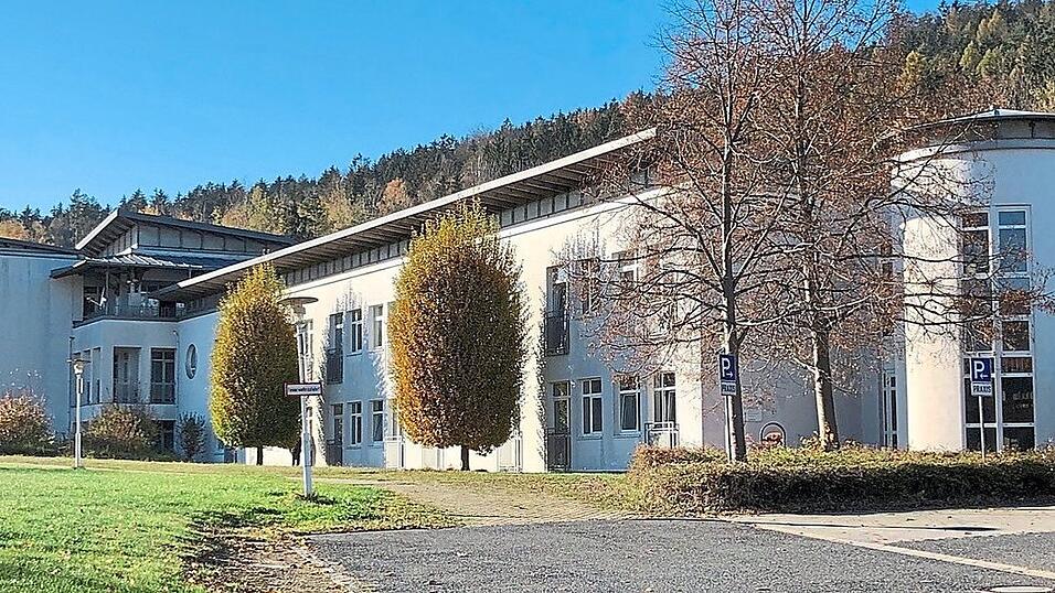 Bis zu 200 Rehabilitanden kann die Fachklinik für Suchterkrankung und Psychosomatik am Eichert zeitgleich aufnehmen und mit ihnen einen Weg aus der Alkohol-, Medikamenten- und/oder Drogensucht erarbeiten. Bis zu 200 Rehabilitanden kann die Fachklinik für Suchterkrankung und Psychosomatik am Eichert zeitgleich aufnehmen und mit ihnen einen Weg aus der Alkohol-, Medikamenten- und/oder Drogensucht erarbeiten.