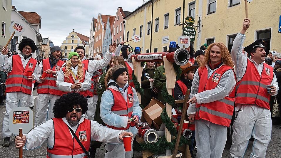 Die Feuerwehr Salksdorf warb f&uuml;r ihr Gr&uuml;ndungsjubil&auml;um mit Saugschlauch-Party im Juli dieses Jahres.