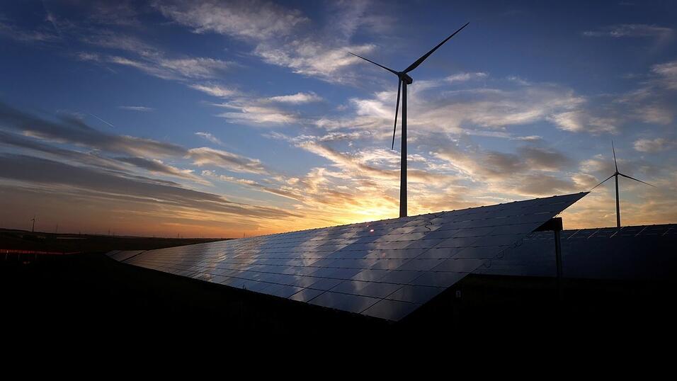 Solarstrom legt in Deutschland weiter zu - die Stromerzeugung von Windrädern ging zurück.
