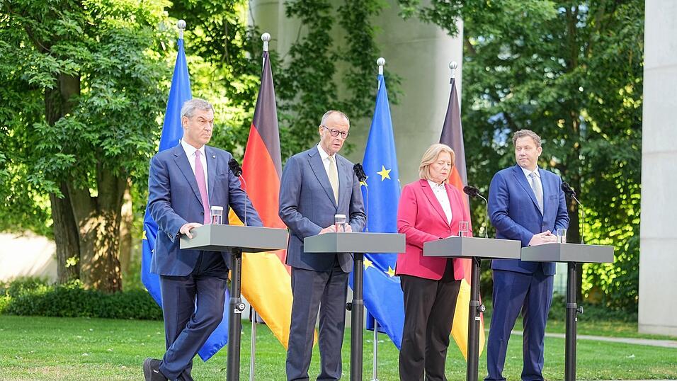 Markus Söder (v.l.), Friedrich Merz, Bärbel Bas und Lars Klingbeil verkünden im Garten des Kanzleramtes am Donnerstag das geeinte Reformpaket. Markus Söder (v.l.), Friedrich Merz, Bärbel Bas und Lars Klingbeil verkünden im Garten des Kanzleramtes am Donnerstag das geeinte Reformpaket.