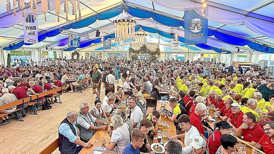 Am &bdquo;Tag des Ehrenamtes&ldquo; war der Andrang so gro&szlig;, dass vor und neben dem Zelt zus&auml;tzliche Bankgarnituren errichtet werden mussten.