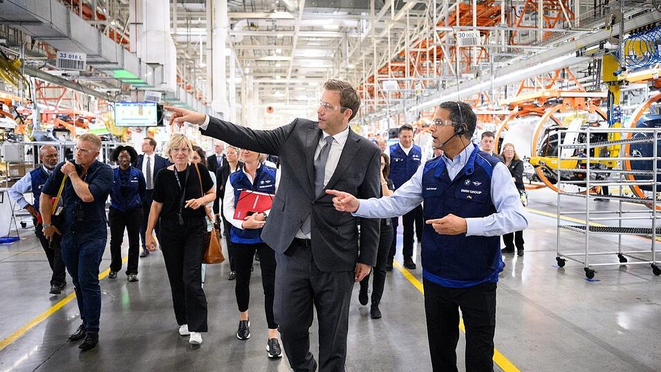 Lars Klingbeil besuchte in den USA das BMW-Werk in Spartanburg. Lars Klingbeil besuchte in den USA das BMW-Werk in Spartanburg.