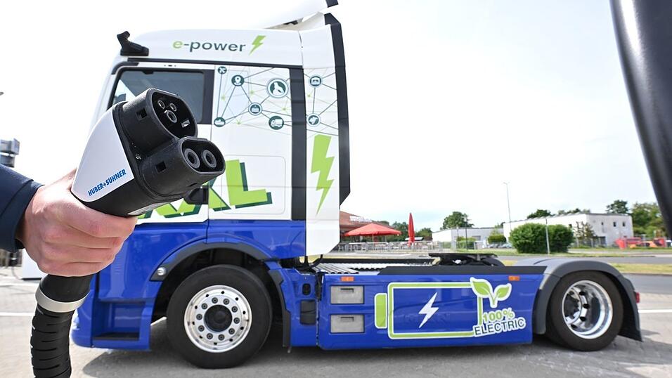Der Ladebedarf für elektrische Lkw steigt laut einer Prognose des Fraunhofer-Instituts in den kommenden Jahren schnell an. (Archivbild) Der Ladebedarf für elektrische Lkw steigt laut einer Prognose des Fraunhofer-Instituts in den kommenden Jahren schnell an. (Archivbild)