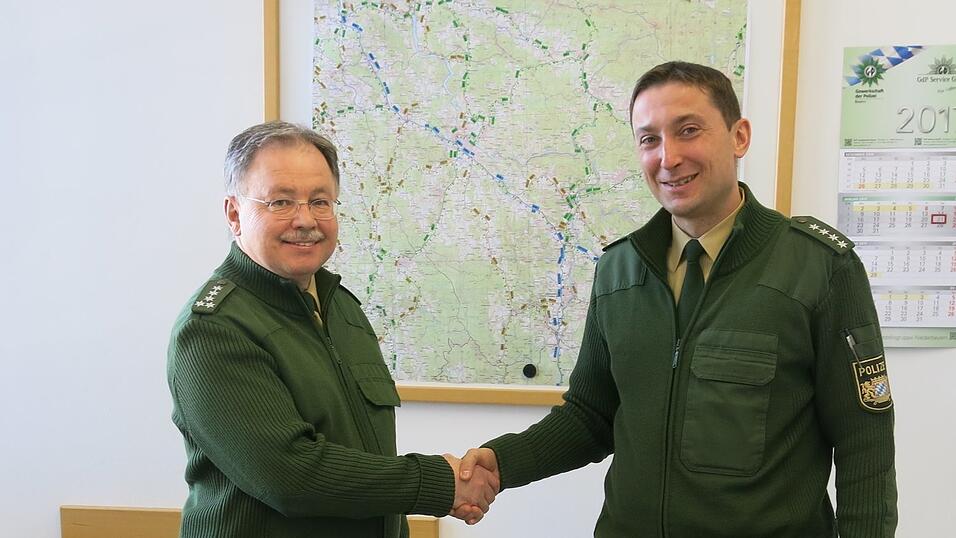 Polizeihauptkommissar Andreas Urban (re.) folgt Erstem Polizeihauptkommissar Rudolf Schmucker (li.) als neuer Leiter der Polizeiinspektion Viechtach. Polizeihauptkommissar Andreas Urban (re.) folgt Erstem Polizeihauptkommissar Rudolf Schmucker (li.) als neuer Leiter der Polizeiinspektion Viechtach.