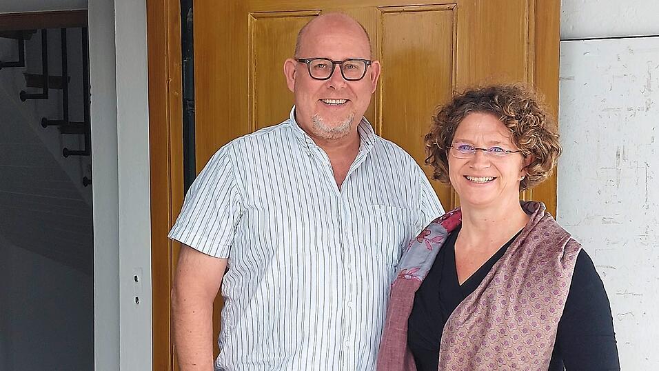 Cornelia Egg-Möwes und Frank Möwes werden aus Mainburg verabschiedet. Die beiden Pfarrer haben Spuren hinterlassen. Cornelia Egg-Möwes und Frank Möwes werden aus Mainburg verabschiedet. Die beiden Pfarrer haben Spuren hinterlassen.