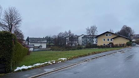 In diese Baulücke an der Hauser Straße soll eine Physiotherapiepraxis gebaut werden. Um die erforderlichen Voraussetzungen zu schaffen, muss die Stadt den Bebauungsplan „Schattenau - Hauserstraße“ ändern. In diese Baulücke an der Hauser Straße soll eine Physiotherapiepraxis gebaut werden. Um die erforderlichen Voraussetzungen zu schaffen, muss die Stadt den Bebauungsplan „Schattenau - Hauserstraße“ ändern.