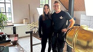 Im Atelier &uuml;ber der Kunstschmiede ist Lenas und Christophs Reich. Dort arbeiten sie zusammen, wie hier beim Restaurieren der Kirchturmspitze von H&ouml;rlkofen.