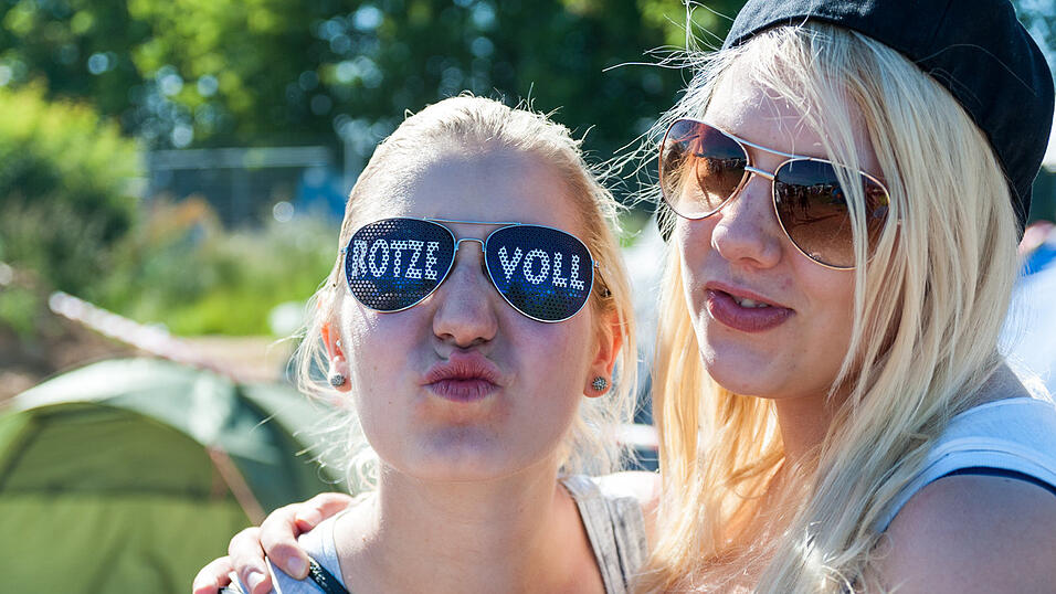 Ein Streifzug durch das Campinggelände: Trotz heißer Temperaturen sind die Festivalbesucher bestens gelaunt. (Foto: Susanne Raith) Ein Streifzug durch das Campinggelände: Trotz heißer Temperaturen sind die Festivalbesucher bestens gelaunt. (Foto: Susanne Raith)