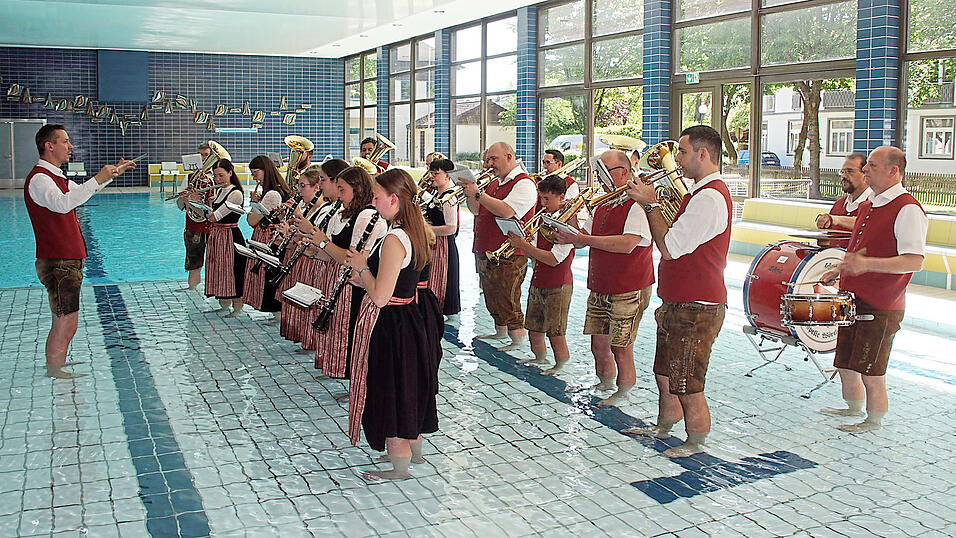 'Ein feuchtfr&ouml;hlicher Auftritt', 'wohltemperierte Blasmusik': Die Wortspiele sprudelten am Samstagnachmittag, als die Stadtkapelle im Nichtschwimmerbecken des Hallenbads aufspielte.