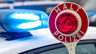 Der Jugendliche ignorierte die Anhaltesignale der Polizisten und fuhr auf seinem E-Scooter weiter. (Symbolbild)