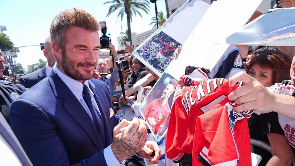 Der gefeierte Fu&szlig;ballstar gab Autogramme.