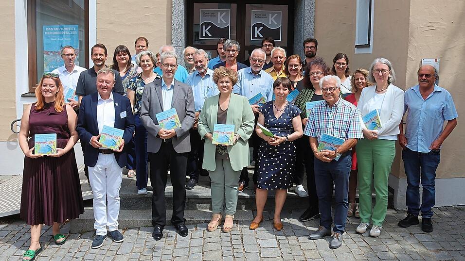&Uuml;ber 45 Autoren bereichern mit ihren Beitr&auml;gen die Festschrift zum Nordgautag.