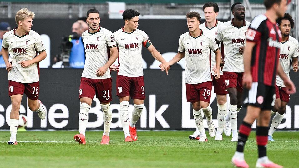 Der FC Augsburg bejubelte in Frankfurt den zweiten Saisonsieg. Der FC Augsburg bejubelte in Frankfurt den zweiten Saisonsieg.