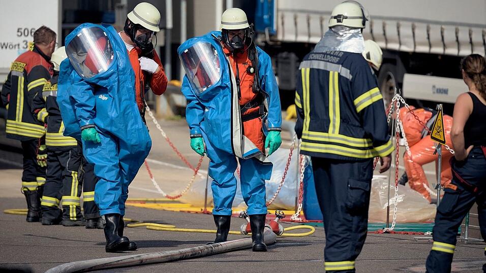 Insgesamt waren rund 150 Einsatzkräfte von Feuerwehr, Rettungsdienst und Polizei vor Ort. Insgesamt waren rund 150 Einsatzkräfte von Feuerwehr, Rettungsdienst und Polizei vor Ort.