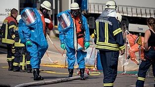 Insgesamt waren rund 150 Einsatzkräfte von Feuerwehr, Rettungsdienst und Polizei vor Ort. Insgesamt waren rund 150 Einsatzkräfte von Feuerwehr, Rettungsdienst und Polizei vor Ort.