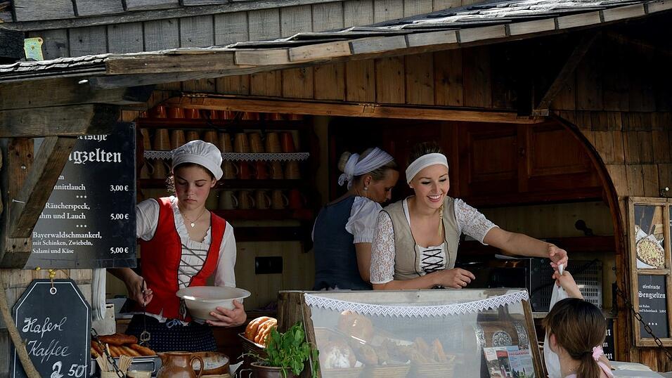 Mittelalter-Flair und super Stimmung: Die lange Einkaufsnacht 'Schlaflos' war gleichzeitig der Auftakt zum Mittelalter-Fest in Straubing. Mittelalter-Flair und super Stimmung: Die lange Einkaufsnacht 'Schlaflos' war gleichzeitig der Auftakt zum Mittelalter-Fest in Straubing.