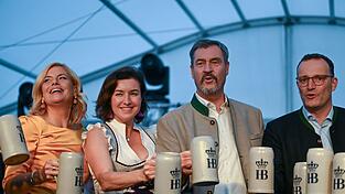 Die ersten Maßkrüge mit frisch gezapftem Oktoberfestbier gingen an die politische Prominenz