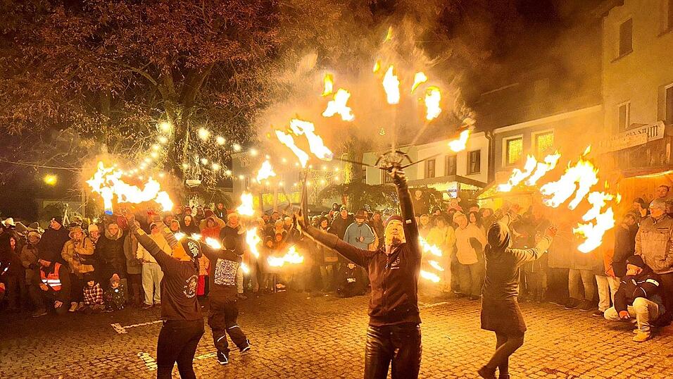 Eine beeindruckende Feuershow des „Dachsberger Woidgsindls“ beendete den Christkindlmarkt. Eine beeindruckende Feuershow des „Dachsberger Woidgsindls“ beendete den Christkindlmarkt.