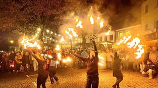 Eine beeindruckende Feuershow des „Dachsberger Woidgsindls“ beendete den Christkindlmarkt.