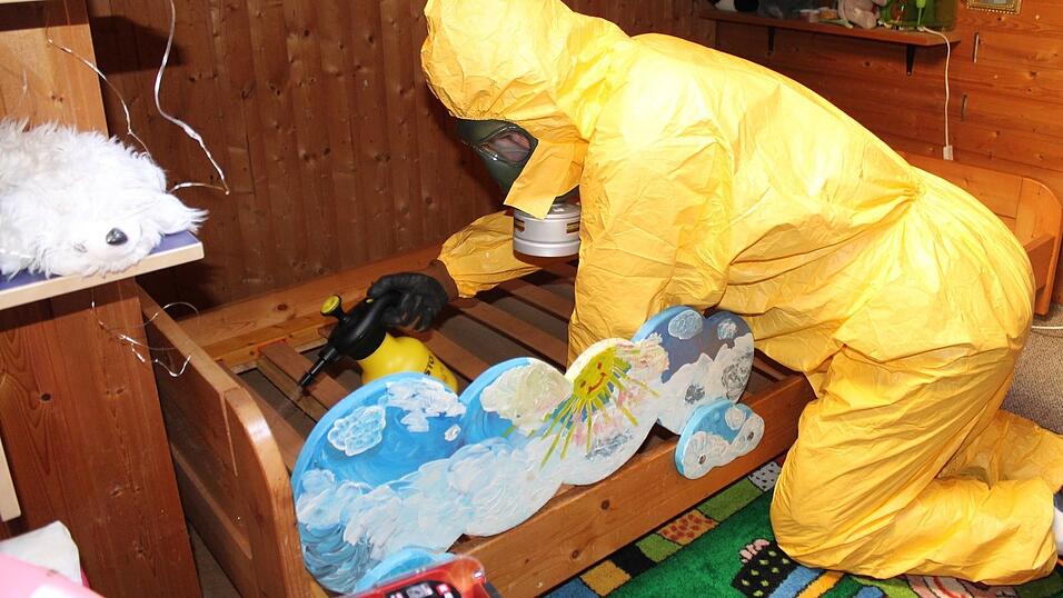 Mit einem Insektizid besprüht Michael Nagel die Bettgestelle. Mit einem Insektizid besprüht Michael Nagel die Bettgestelle.